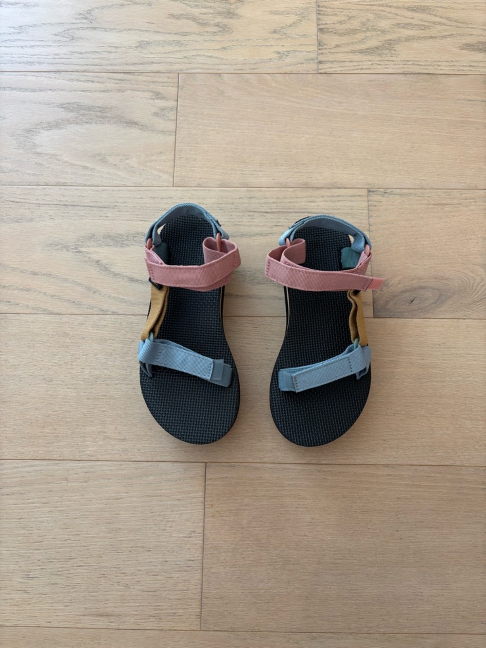 Teva women’s multi color flatform universal sandals, size 6